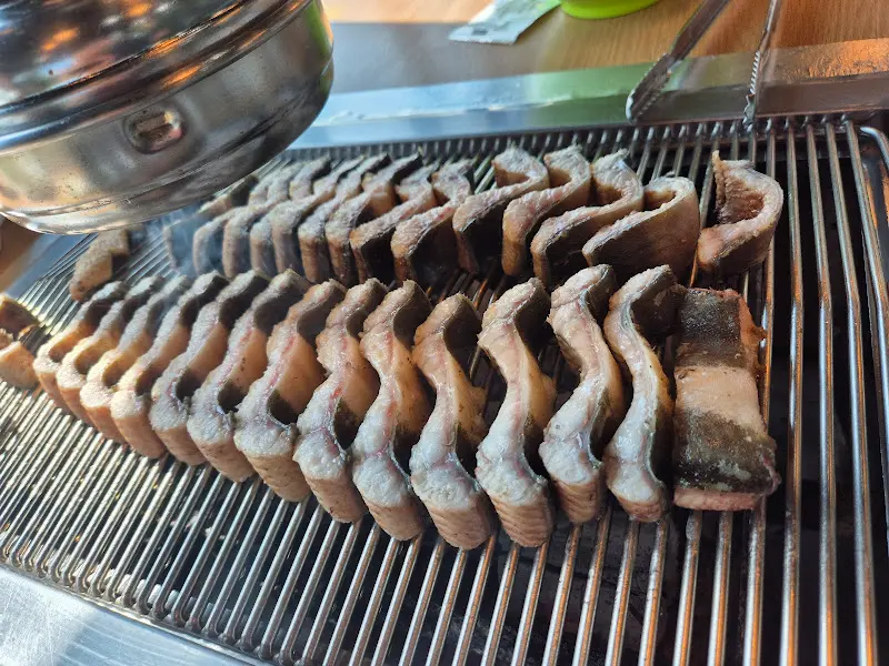 숯불 위에서 노릇노릇 익어가는 장어