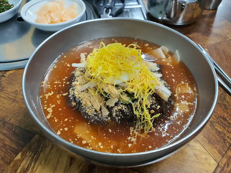 고소한 가루가 뿌려진 물냉면