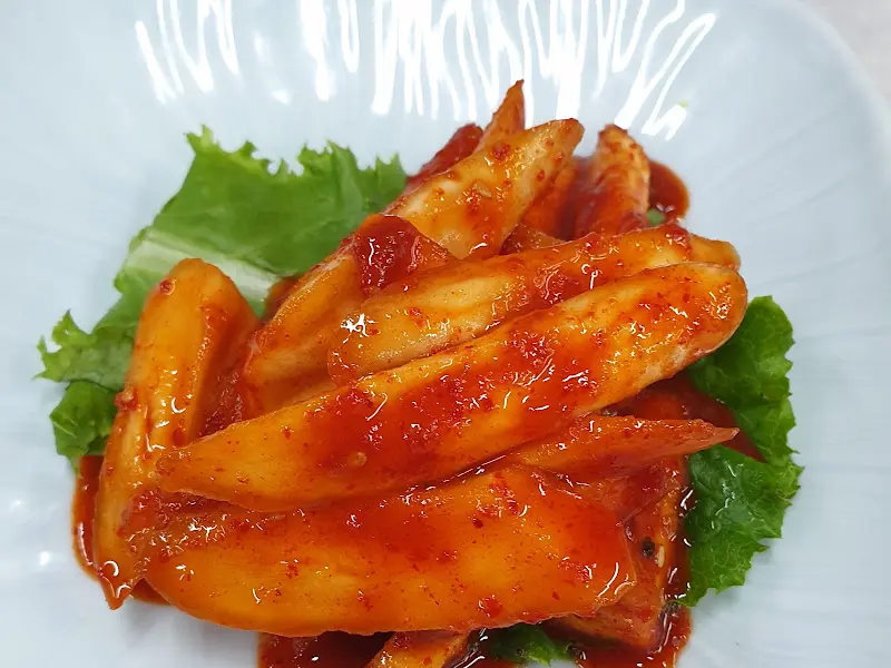 매콤달콤한 양념이 입맛을 돋우는 떡