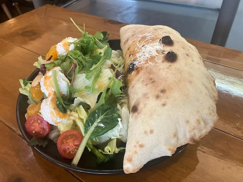 신선한 채소와 리코타 치즈가 듬뿍 들어간 샐러드