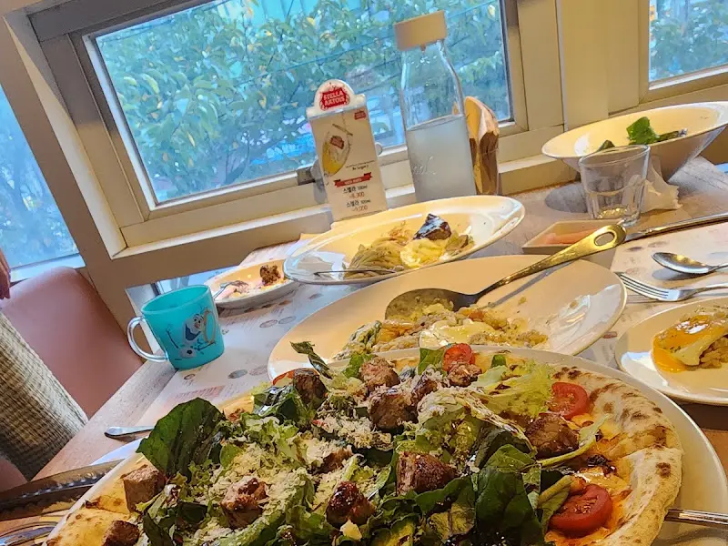 식사가 놓여진 테이블