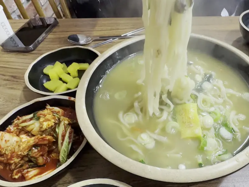 배말칼국수와 겉절이 김치, 단무지