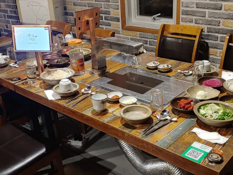 깔끔하게 정돈된 테이블 세팅