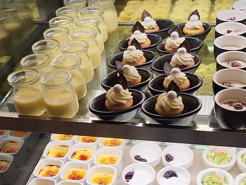 다양한 디저트들이 진열된 모습