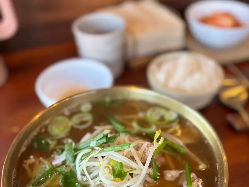 놋그릇에 담겨 나온 돼지곰탕