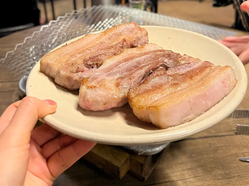 초벌된 삼겹살의 윤기 넘치는 모습