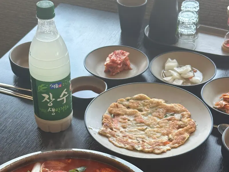 기본 반찬과 서울장수 막걸리