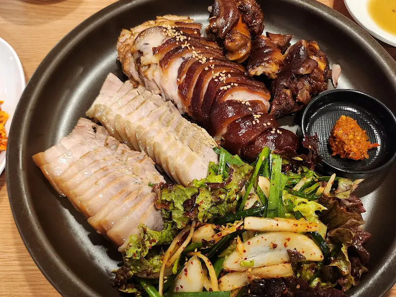 윤기가 흐르는 족발과 보쌈