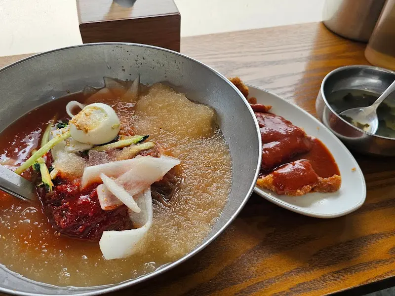 시원한 물냉면과 돈까스의 환상적인 조합