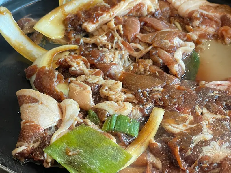 돼지불백이 불판 위에서 익어가는 모습