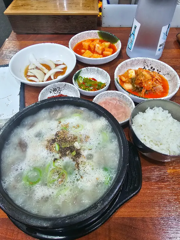 순대국과 푸짐한 밑반찬