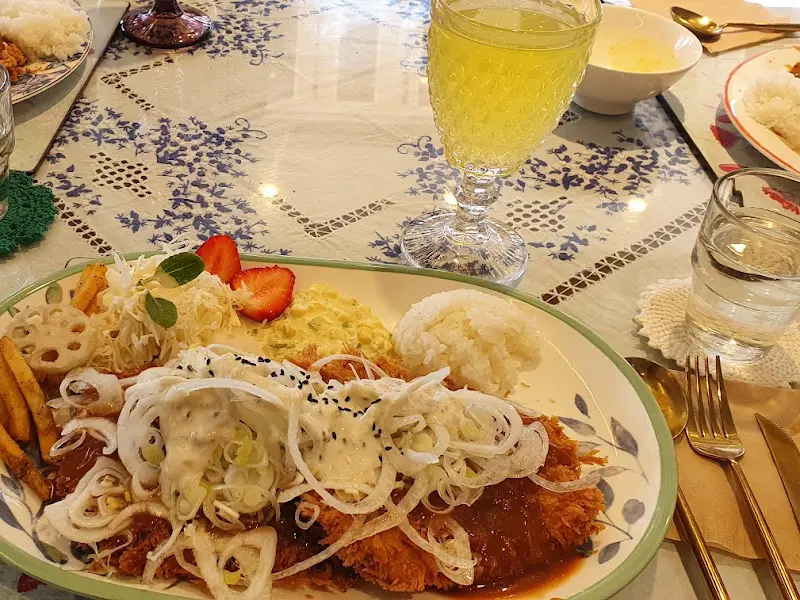 정갈하게 차려진 돈까스 한 상