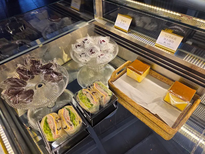 다양한 빵과 디저트가 진열된 쇼케이스