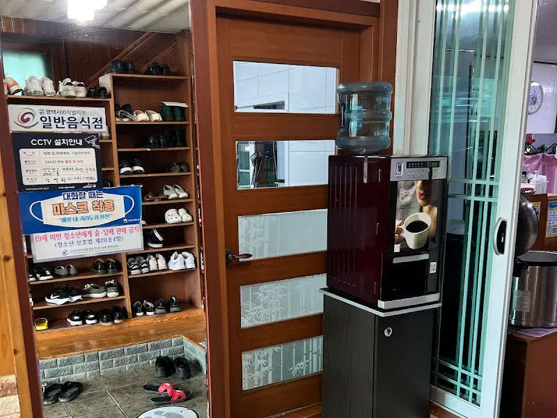 호성식당 실내 풍경. 신발장이 보이고, 정수기와 커피 머신이 놓여 있다.