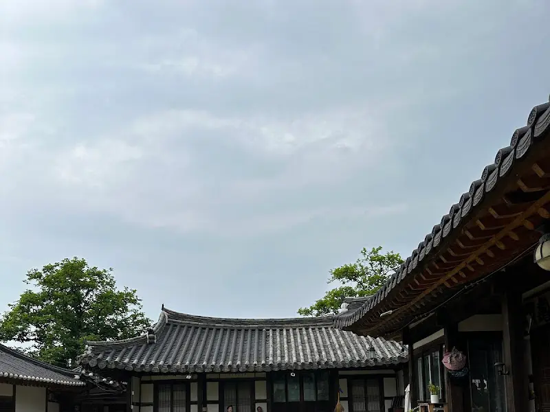 고택의 기와지붕