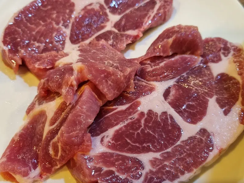 신선함이 느껴지는 돼지 목살