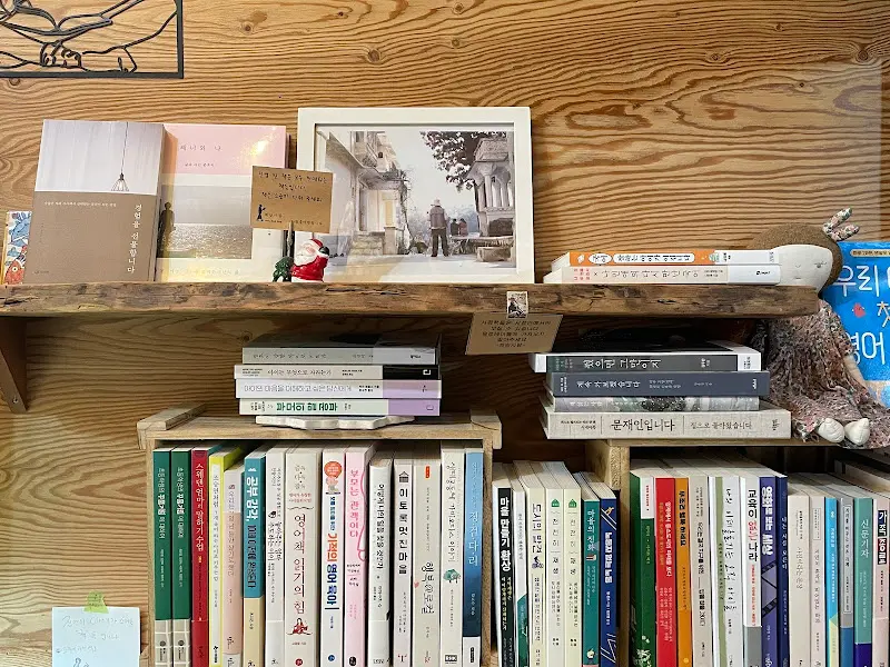 책장에 놓인 아기자기한 소품들