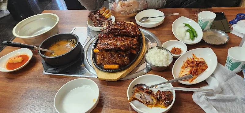 뚝돈이 감자탕 전체 테이블 세팅