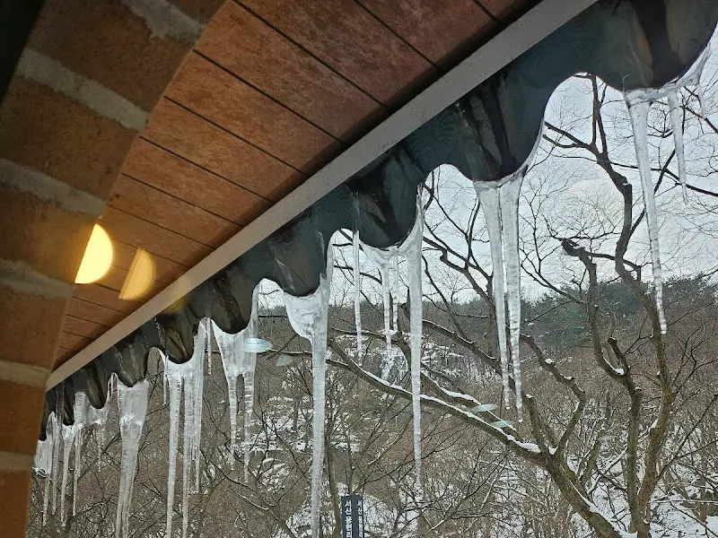 용천집 처마에 달린 고드름