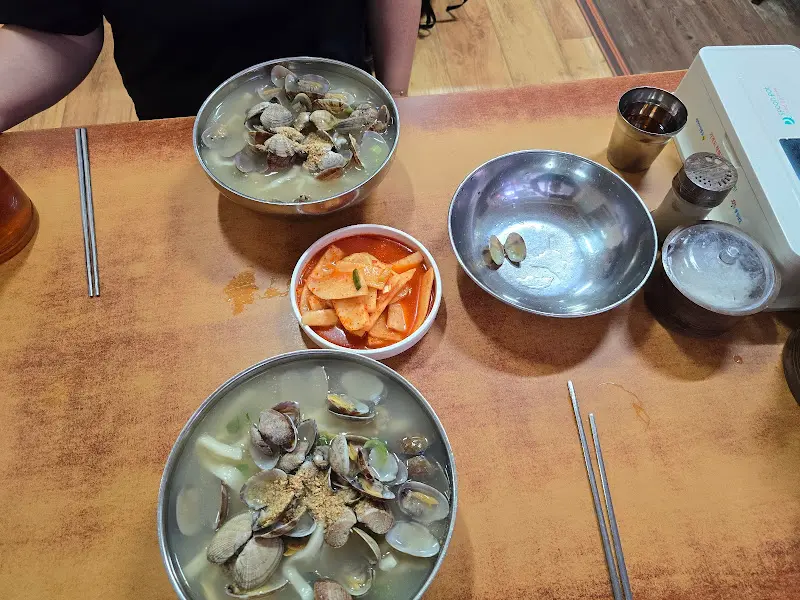 테이블 가득한 칼국수