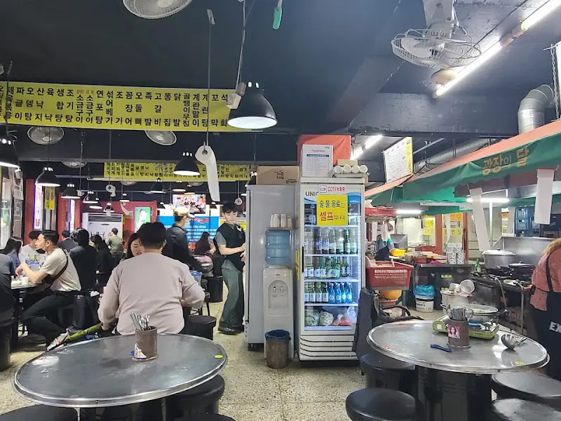 광장포차타운 내부