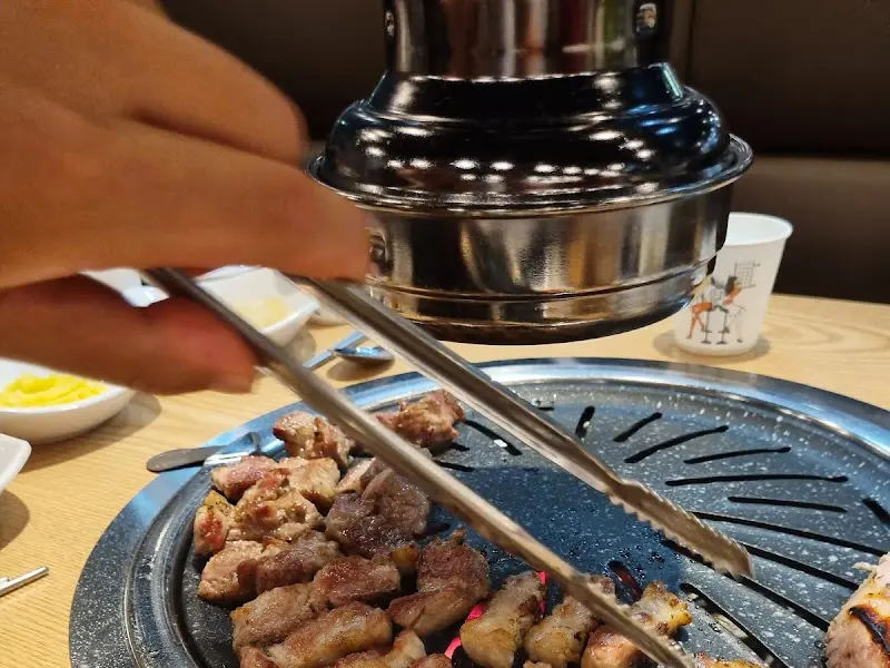 익어가는 고기를 집는 모습