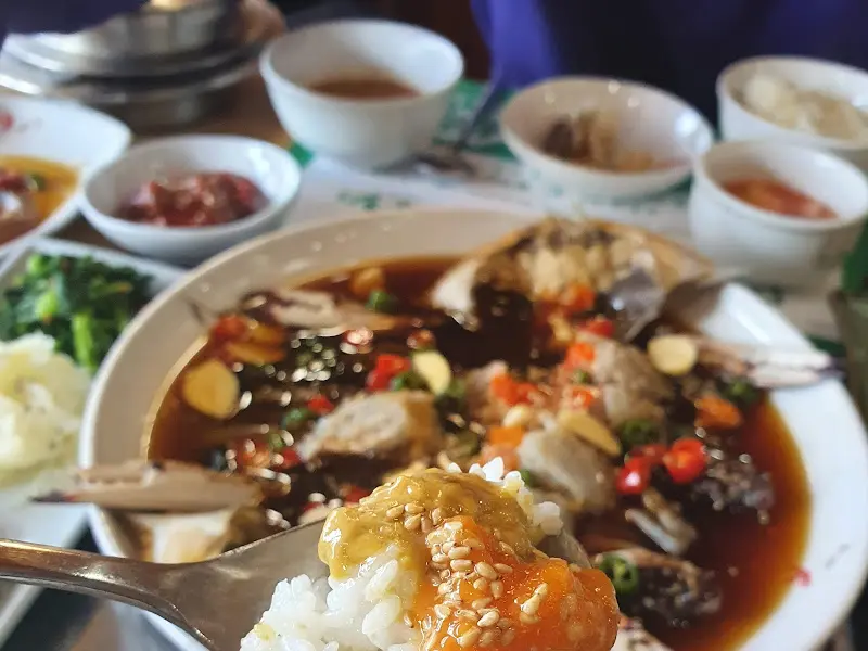 윤기가 흐르는 간장게장의 클로즈업 샷