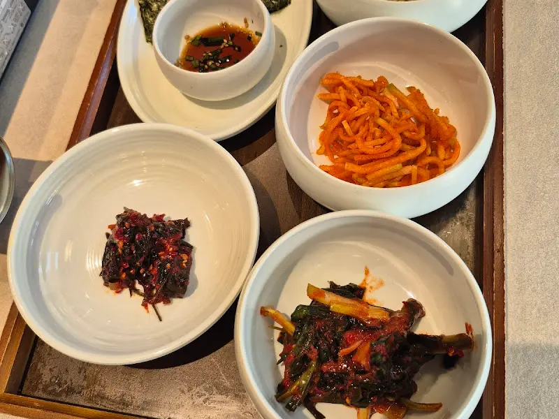 정갈하게 담겨 나온 밑반찬