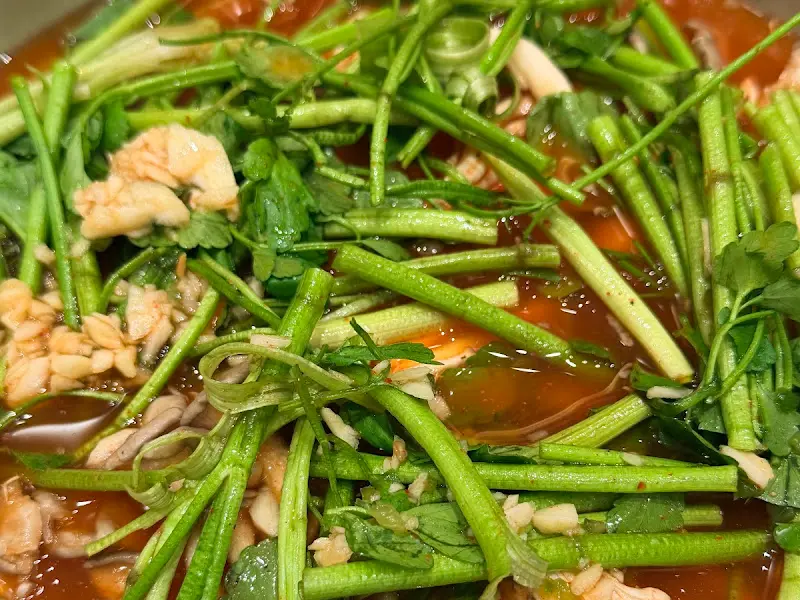 미나리가 듬뿍 올려진 얼큰 샤브 칼국수