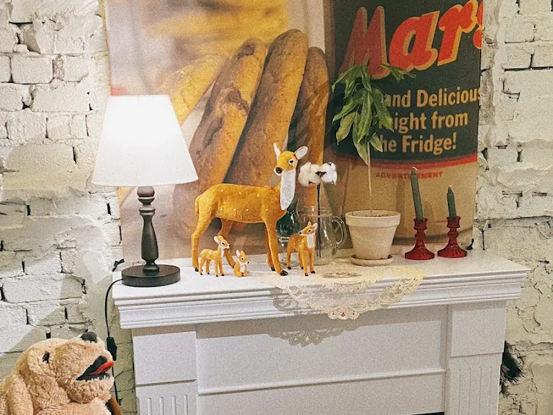 벽돌 벽에 놓인 앤티크한 장식과 램프