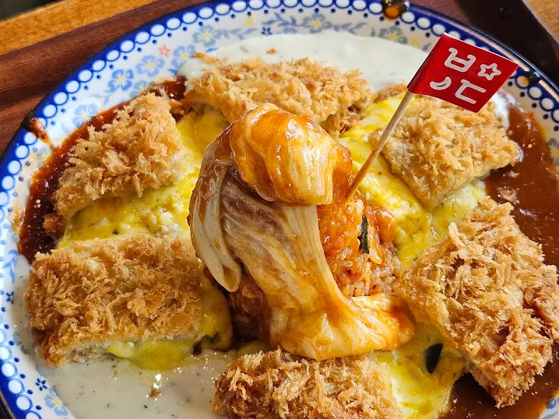 김치볶음밥 위에 치즈 타워가 올라간 메뉴