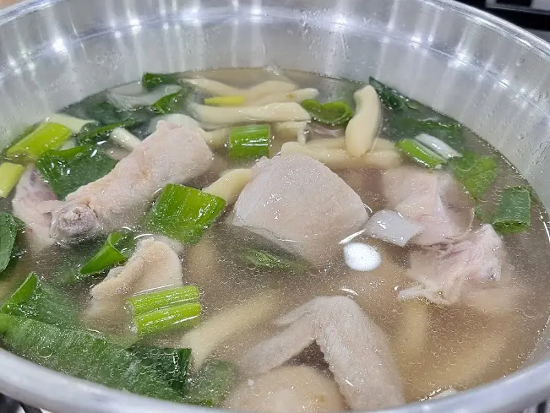 닭한마리에 칼국수 사리를 추가한 모습