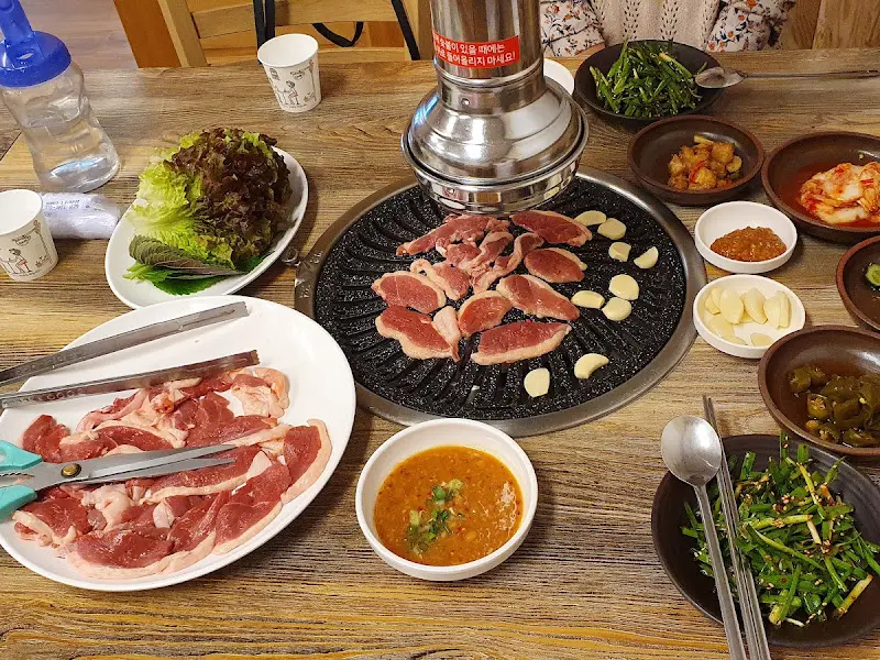 숯불에 구워지는 오리고기