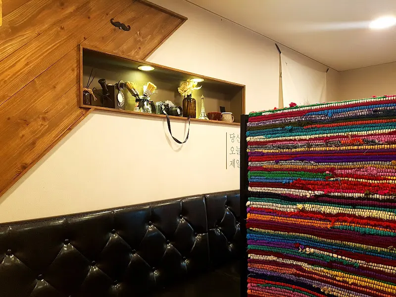 앤티크한 소품들이 놓인 실내