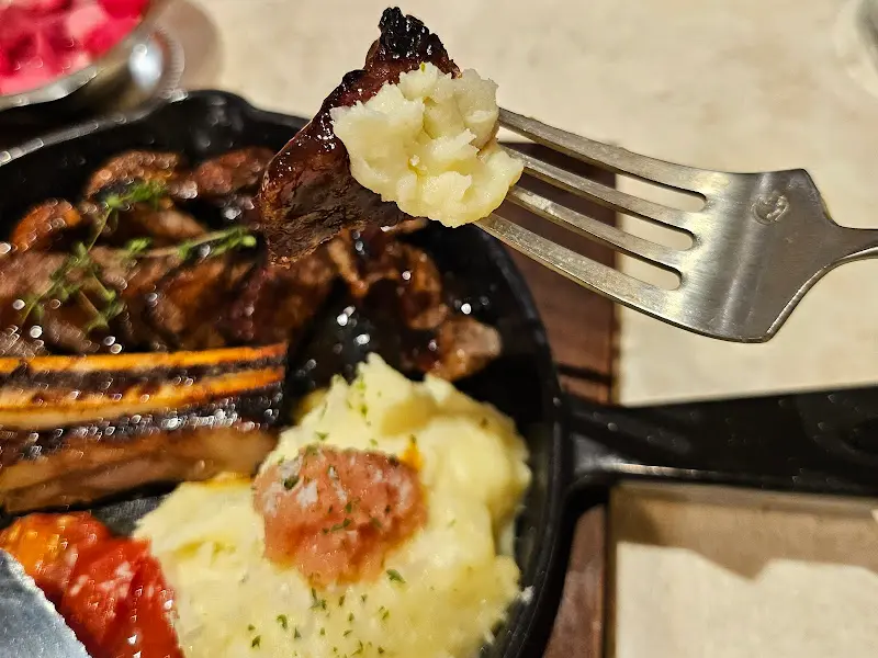 37.5 시그니처의 우대갈비 스테이크 근접샷