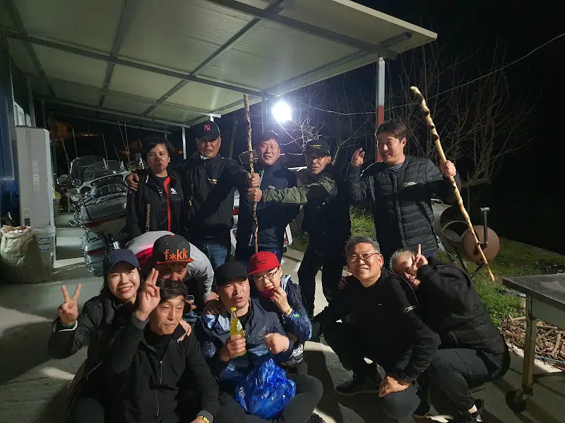 단체 손님들이 식당 앞에서 찍은 기념 사진