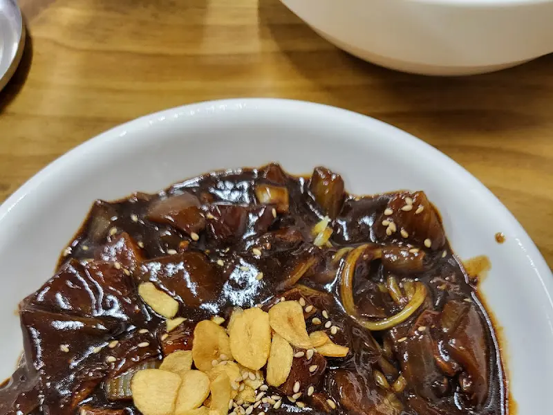 마늘 후레이크가 뿌려진 짜장면