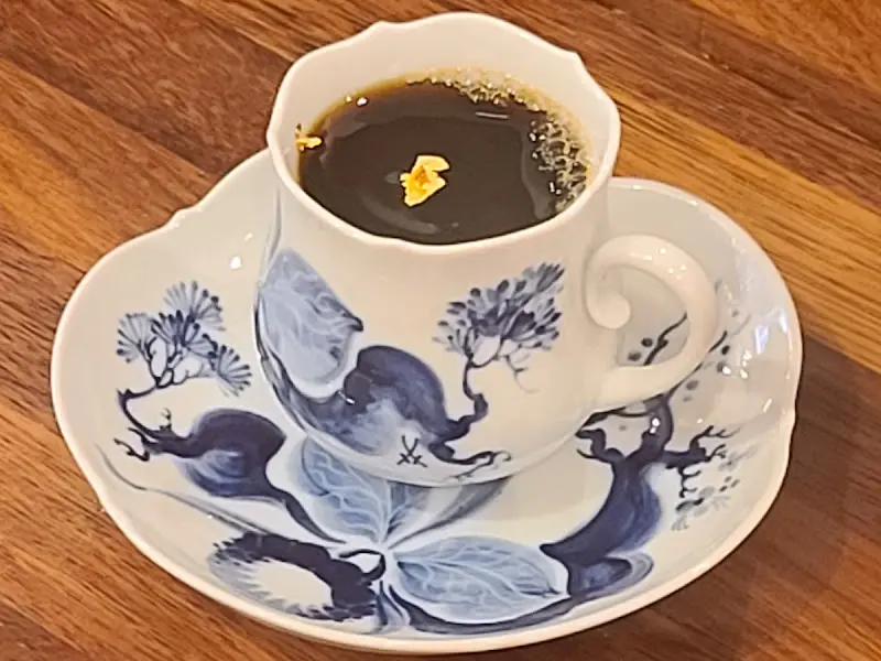 섬세한 그림이 그려진 아름다운 찻잔