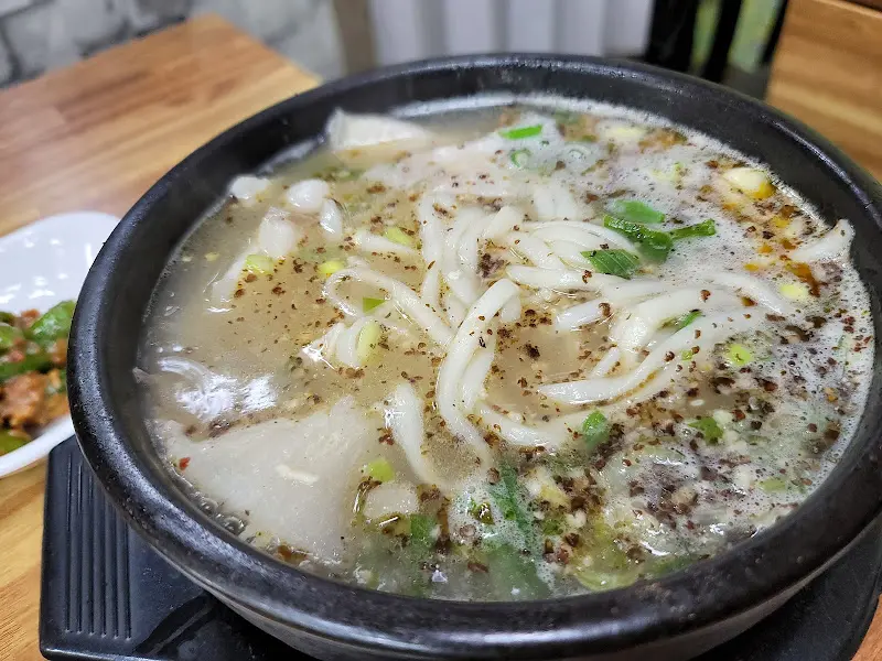 돼지국밥 속 칼국수 면