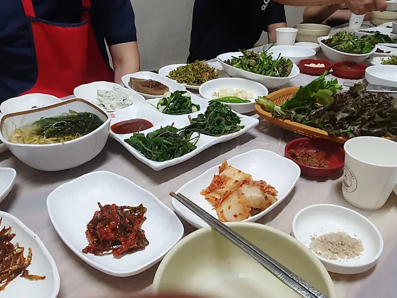 다채로운 밑반찬이 정갈하게 담겨 있는 모습