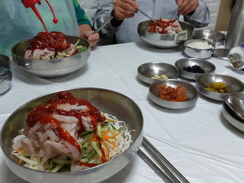 초장 듬뿍 뿌린 물회