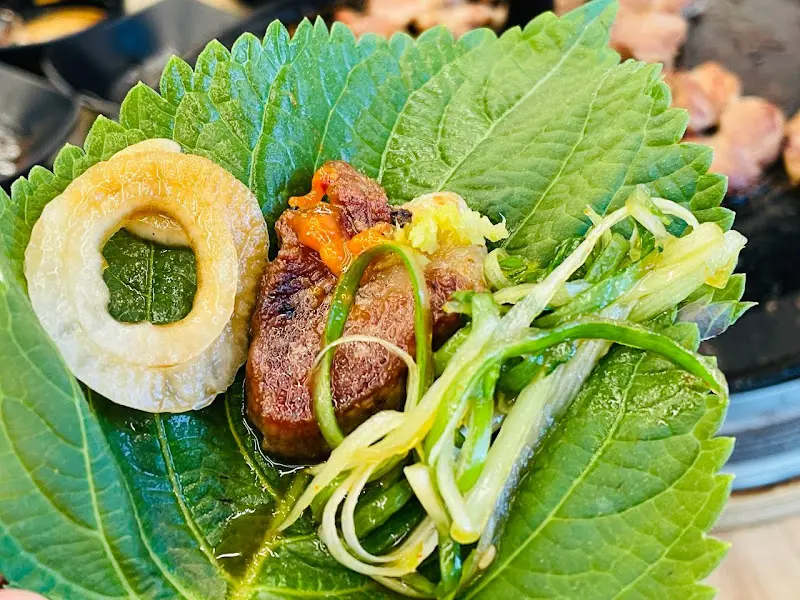 다양한 쌈 채소와 삼겹살