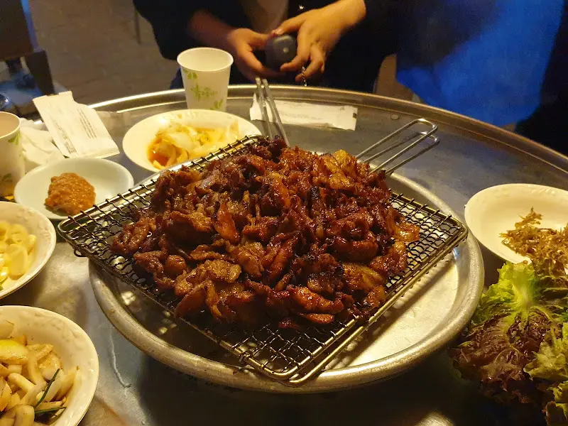푸짐하게 차려진 석쇠구이 한 상 차림