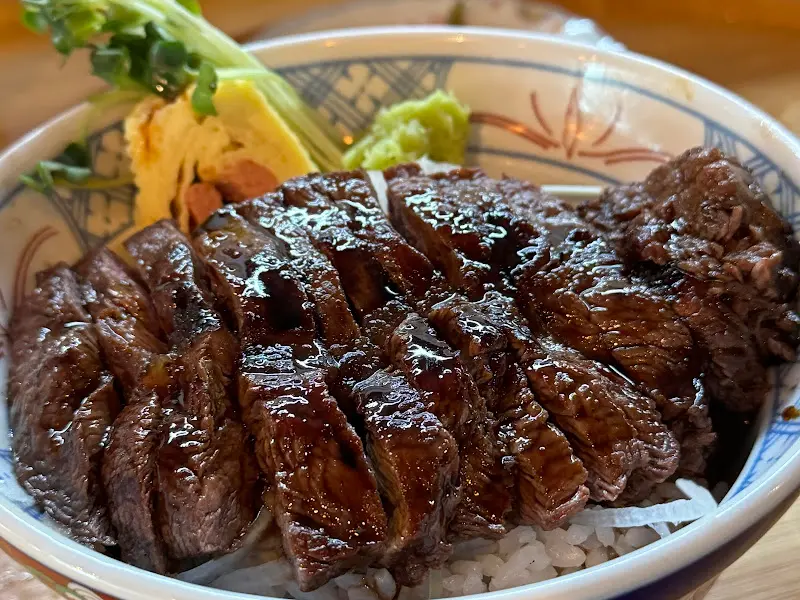 스테이크 덮밥 클로즈업 사진