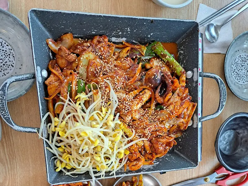 맛깔스러운 쭈꾸미 삼겹살 볶음 한 상 차림