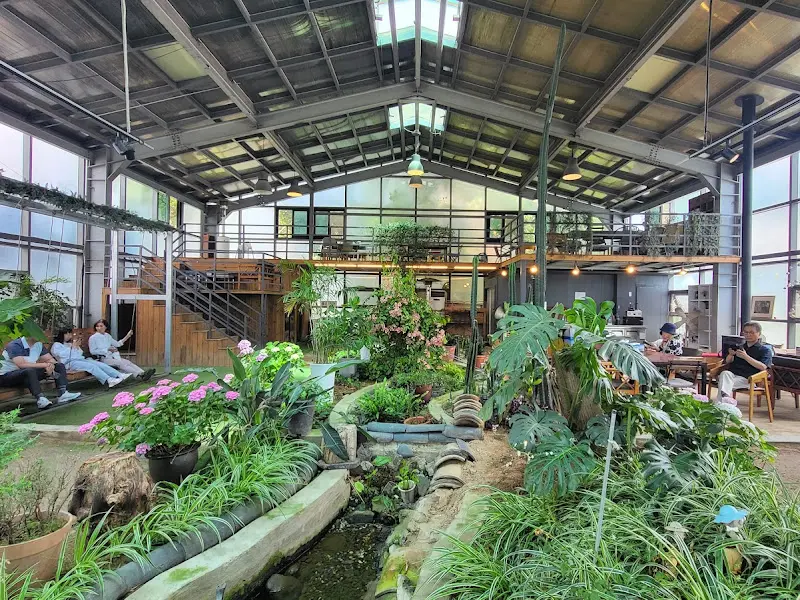 싱그러운 식물로 가득한 대기 공간