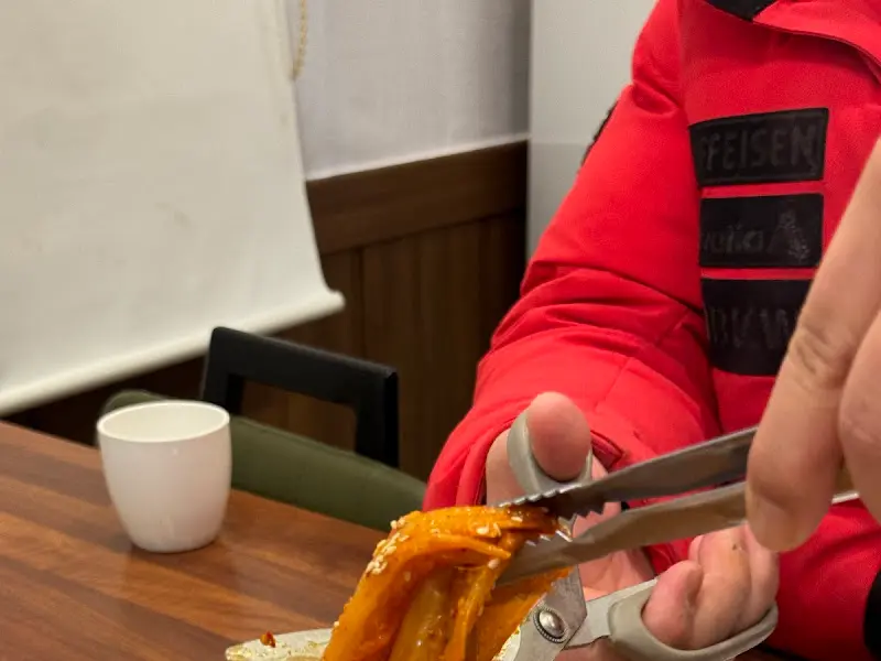 닭보쌈을 손질하는 모습