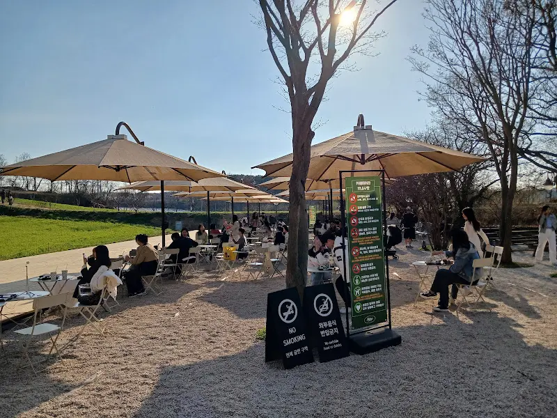 야외 테이블에서 커피를 즐기는 사람들