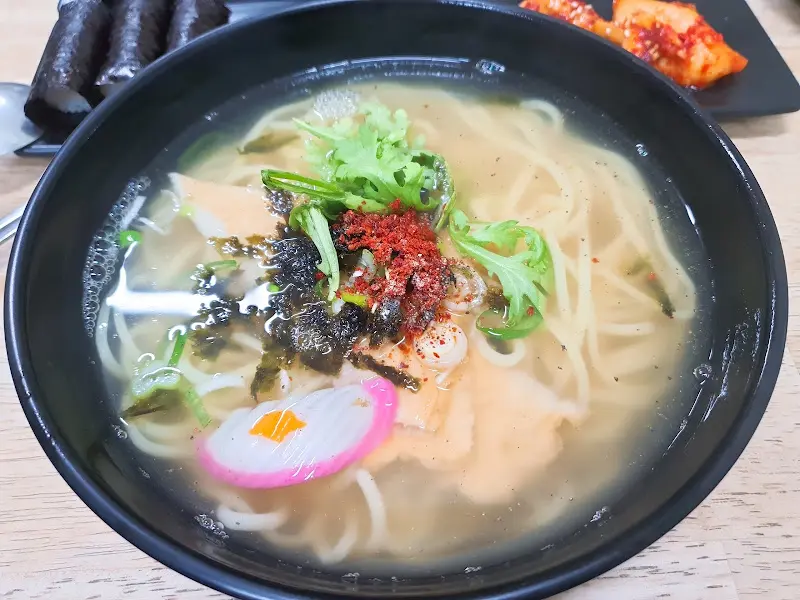 쑥갓이 올려진 냄비우동