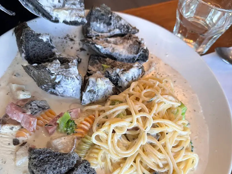 크림 소스가 듬뿍 묻은 파스타 면